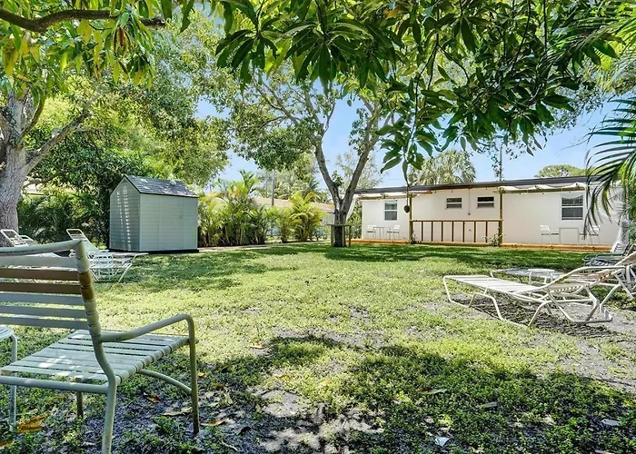 Hallandale Beach Modern Apartment Chic Backyard