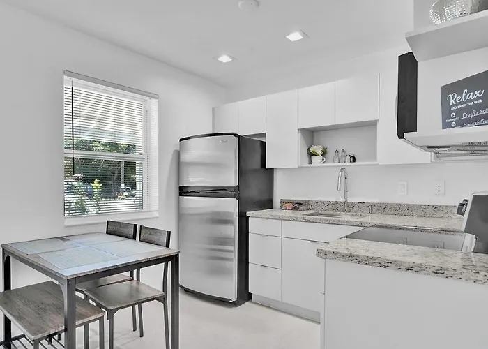 Hallandale Beach Modern Apartment Chic Backyard