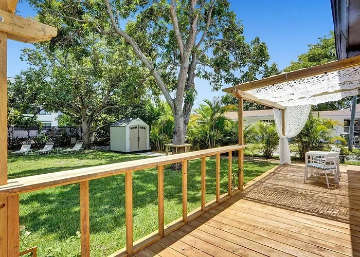 Hallandale Beach Modern Apartment Chic Backyard