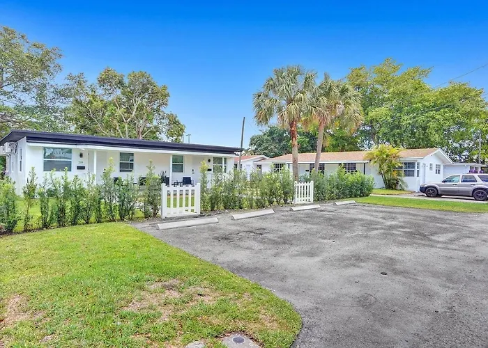 Hallandale Beach Modern Apartment Chic Backyard