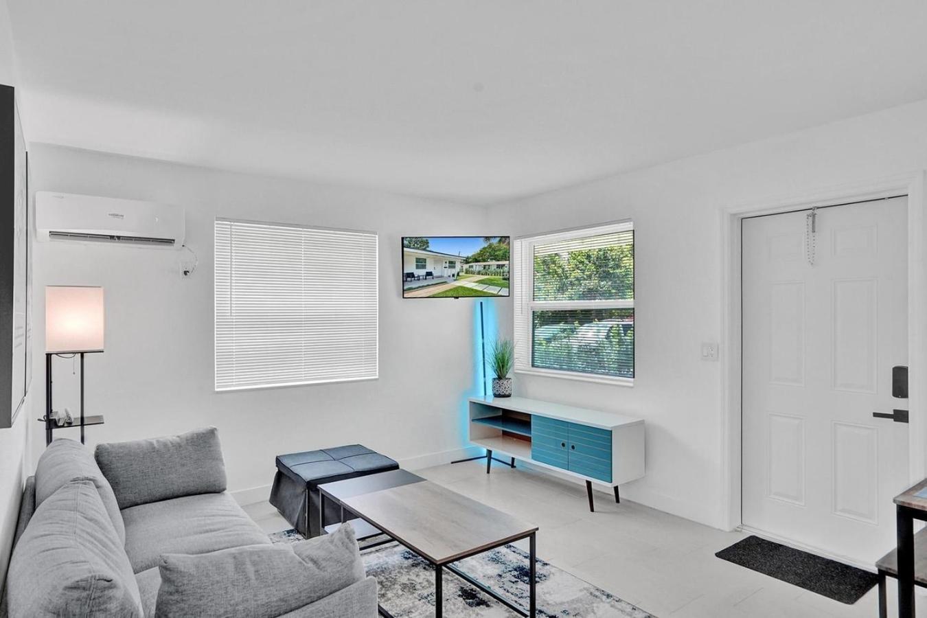 Hallandale Modern Chic Backyard *
