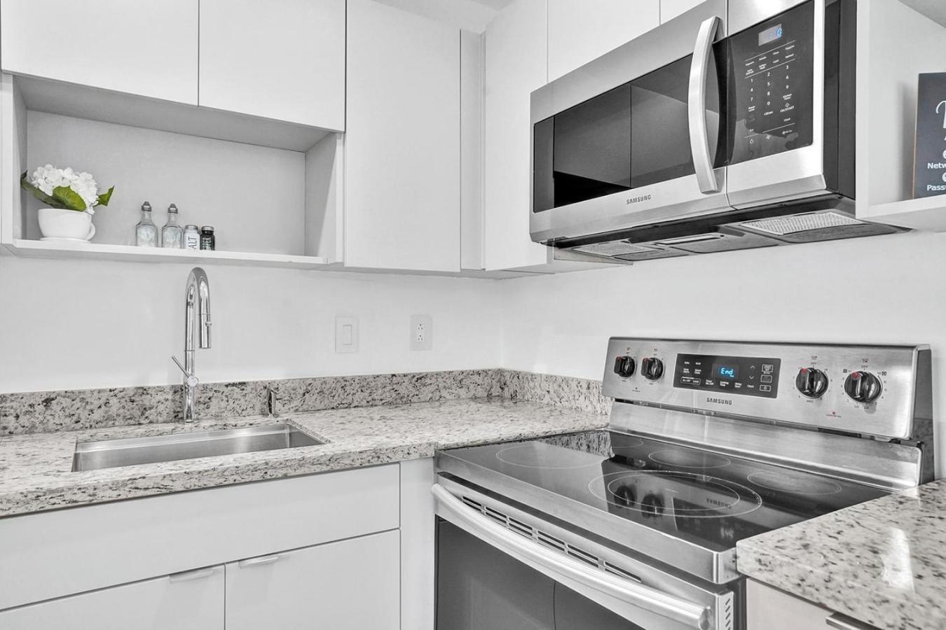 Apartment Hallandale Modern Chic Backyard