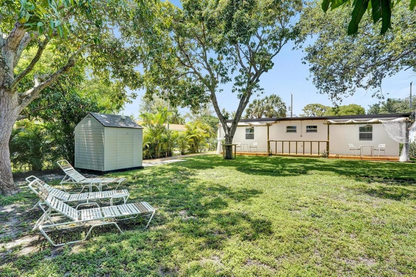 Hallandale Modern Chic Backyard