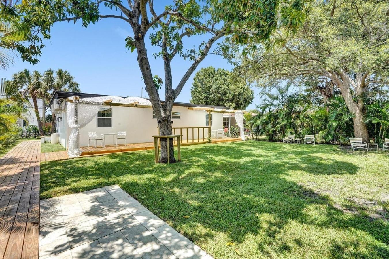 Apartment Hallandale Modern Chic Backyard *