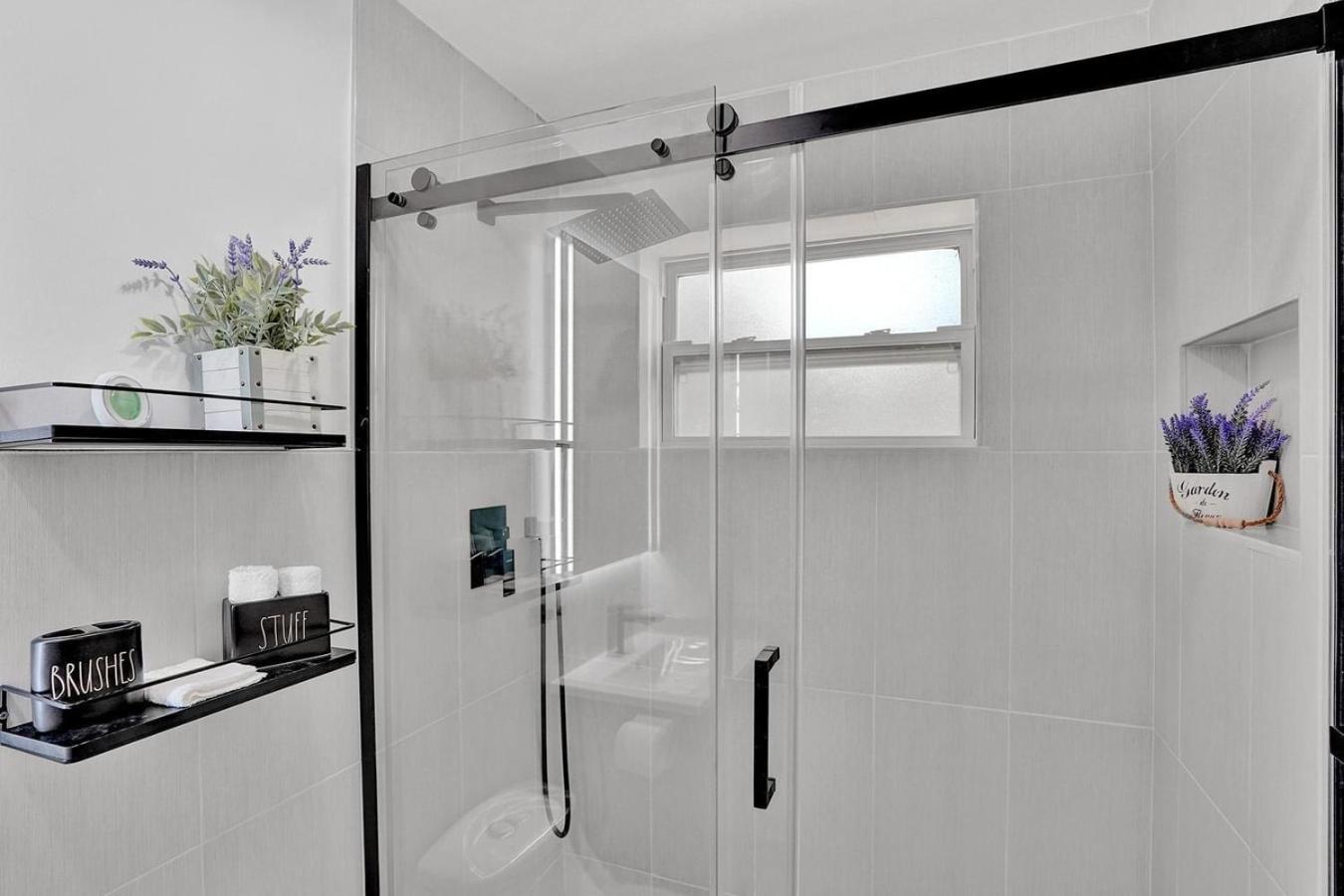 Hallandale Modern Chic Backyard *