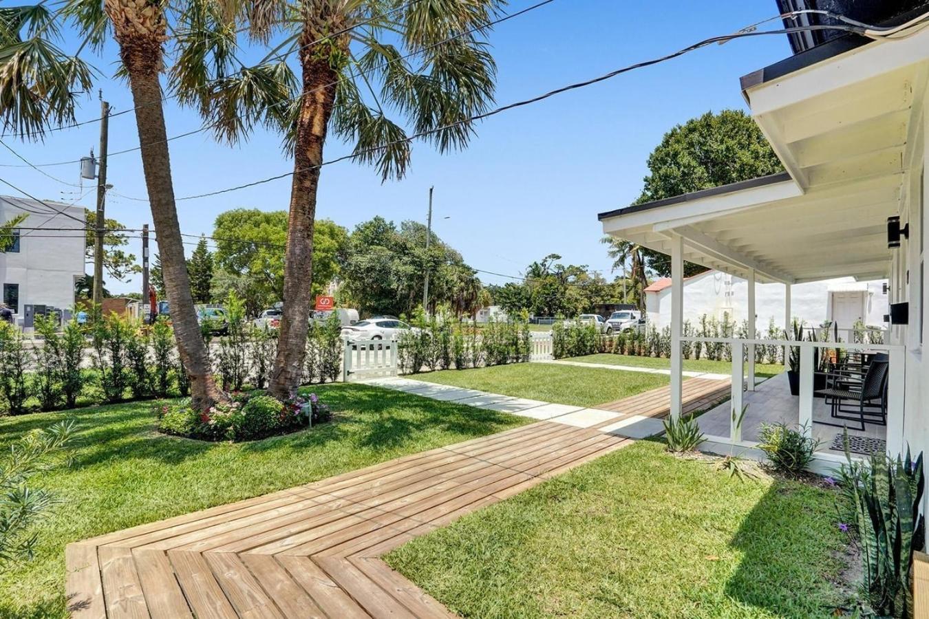 Apartment Hallandale Modern Chic Backyard *