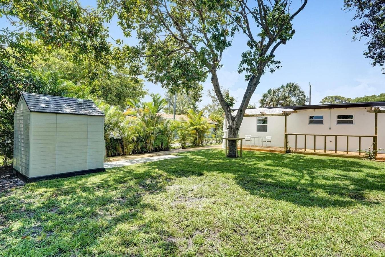 Hallandale Modern Chic Backyard