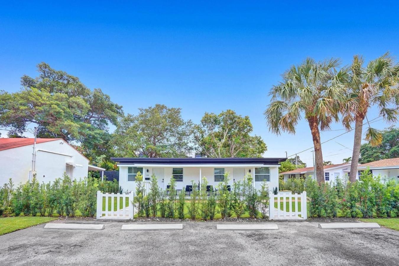 Hallandale Modern Chic Backyard * Hallandale Beach
