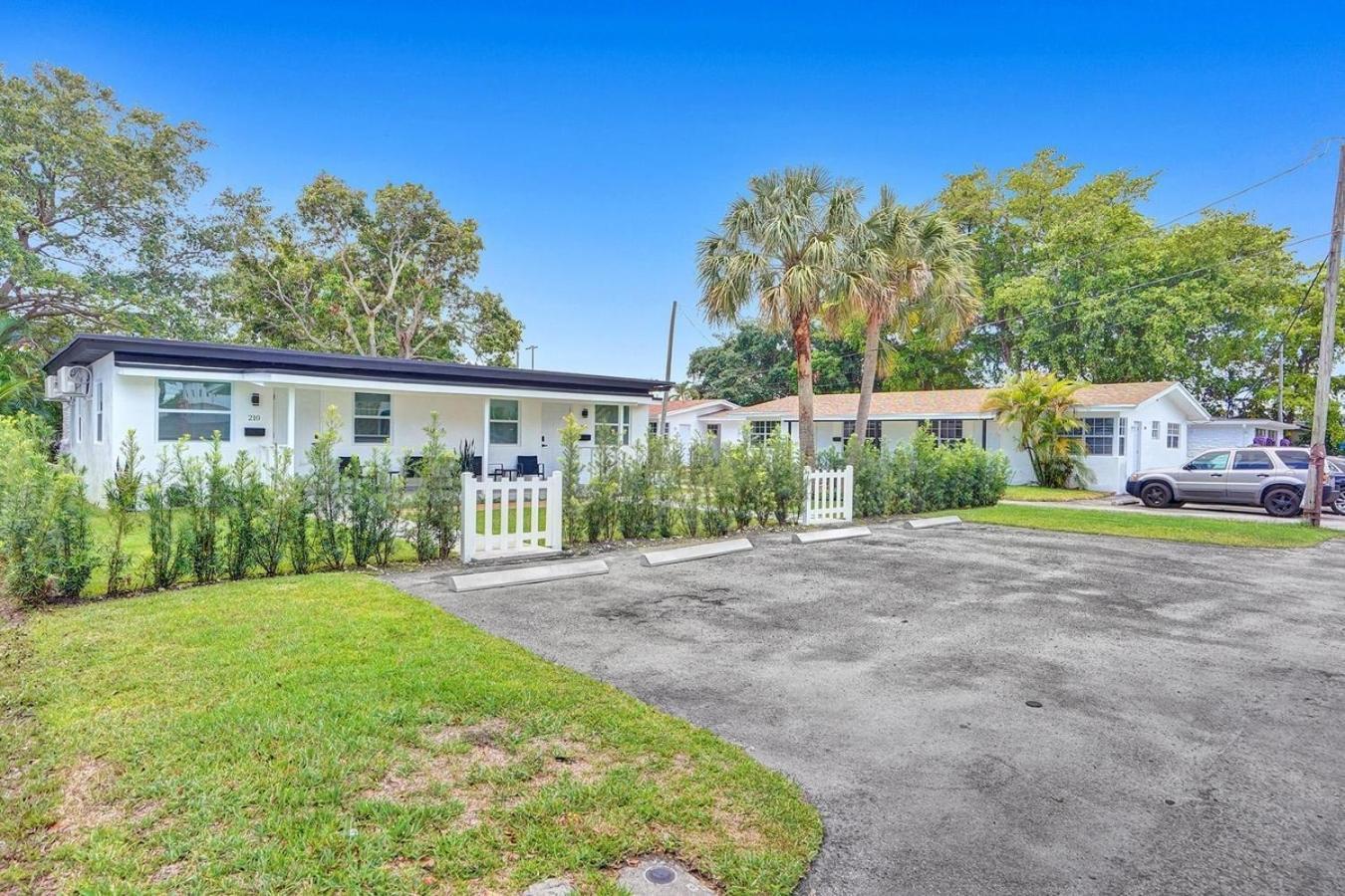 Hallandale Modern Chic Backyard Apartment